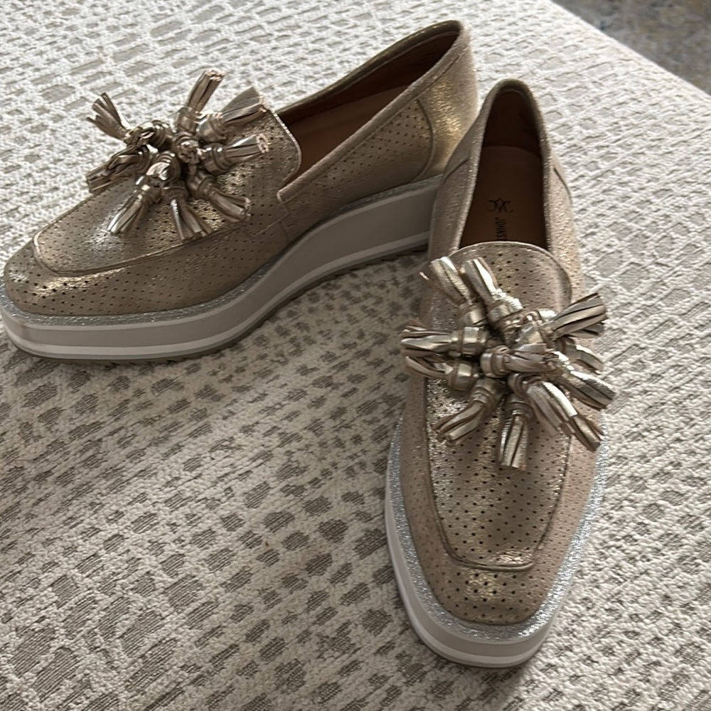 Johnston and Murphy Gracelyn Tassel perforated leather loafer